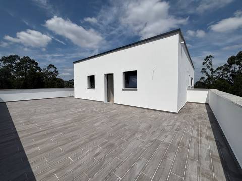 Moradia T4+1/ Terreno / Terraço / Nova / Caxarias