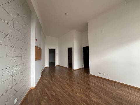 Loja / Viabilidade Apartamento / Leiria