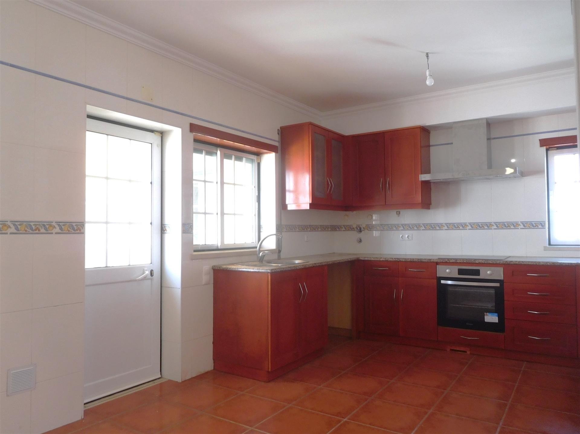 Moradia Isolada T4 / Terreno / 2 Pisos / Cintrão / Bombarral