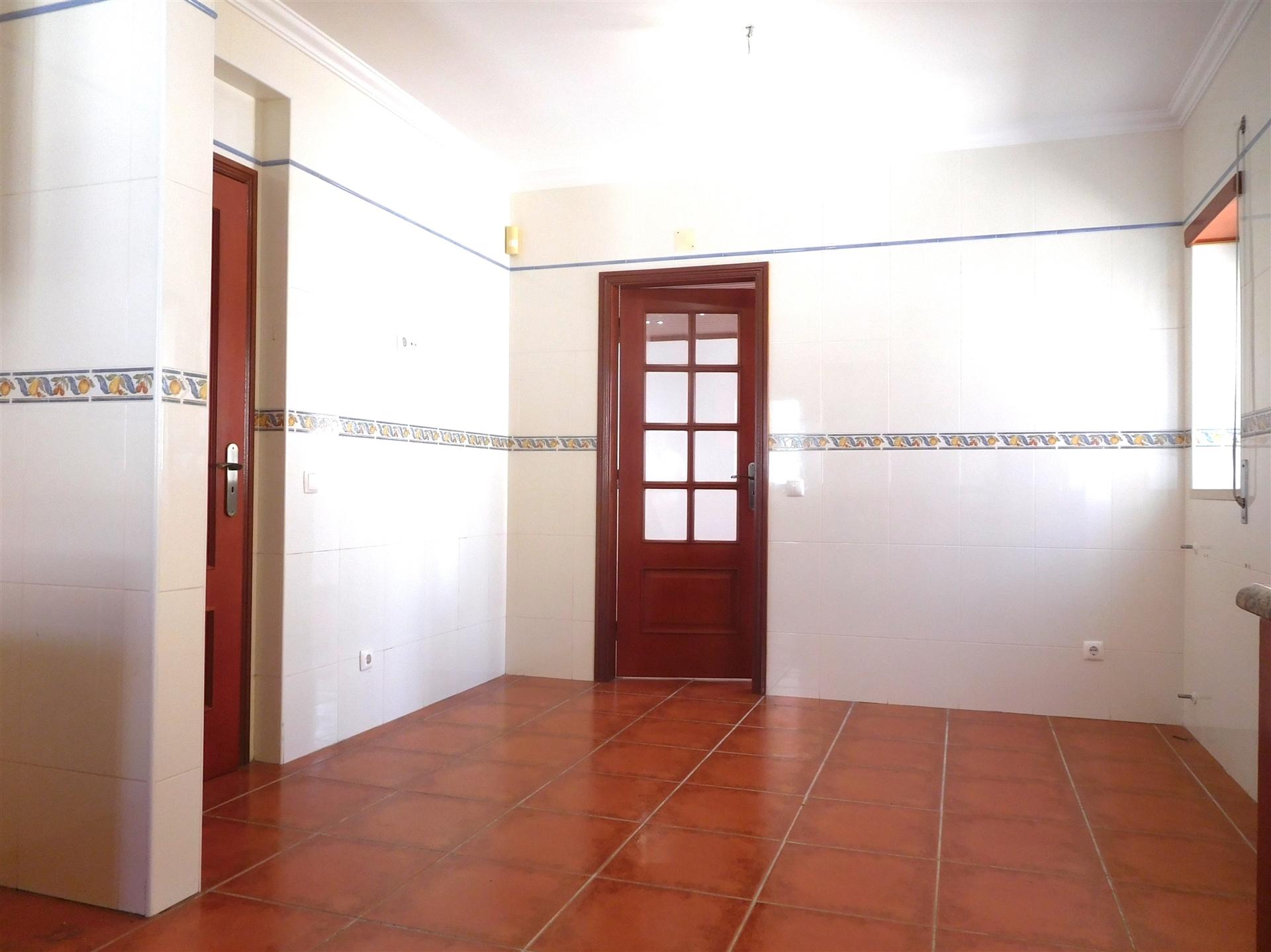 Moradia Isolada T4 / Terreno / 2 Pisos / Cintrão / Bombarral