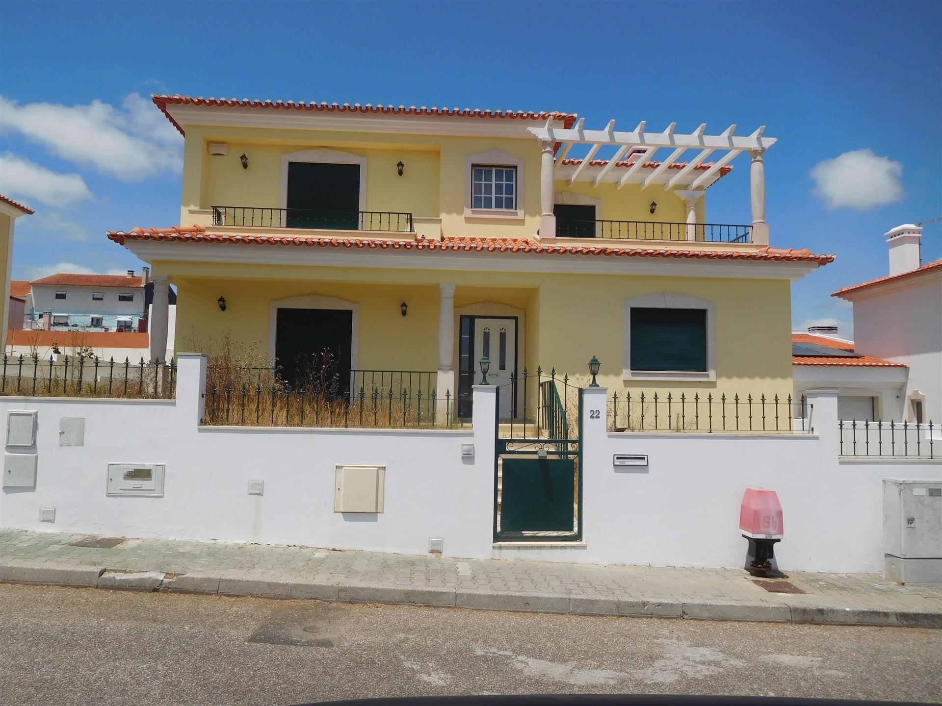 Moradia Isolada T4 / Terreno / 2 Pisos / Cintrão / Bombarral