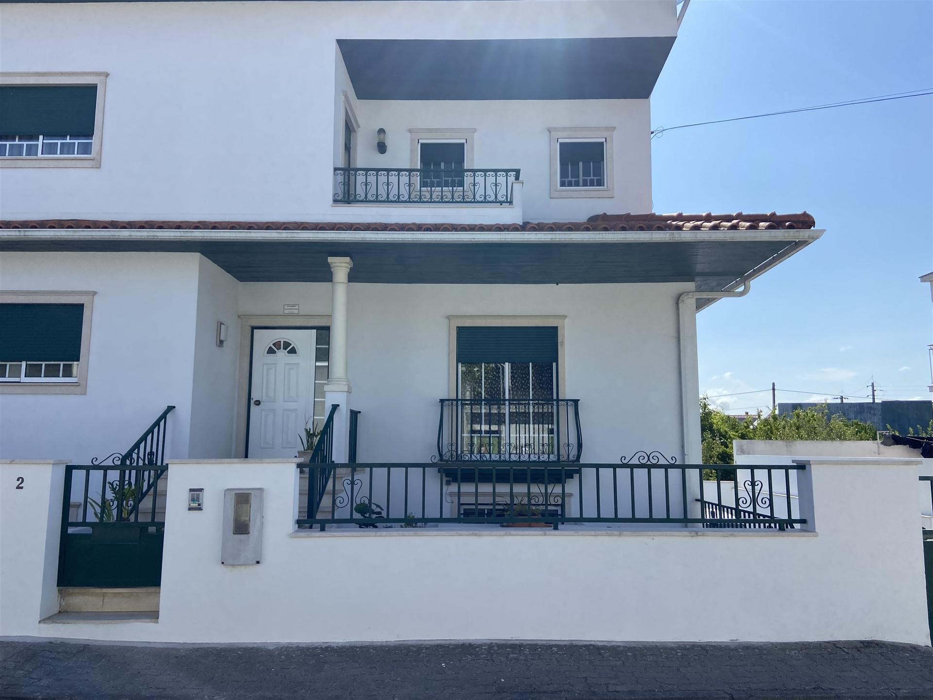 Moradia T4 / Varanda / Garagem / Anexo / Churrasqueira / Gândara dos Olivais / Marrazes / Leiria