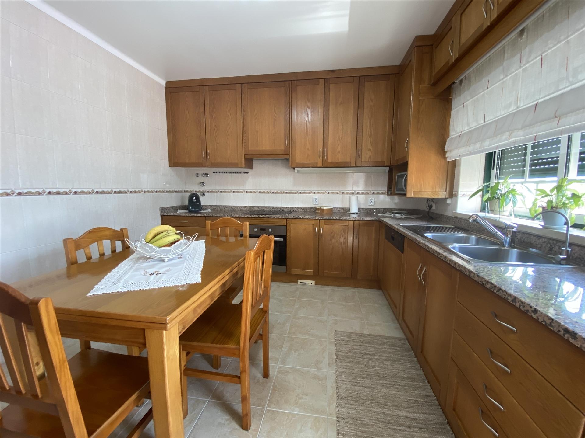 Moradia T4 / Varanda / Garagem / Anexo / Churrasqueira / Gândara dos Olivais / Marrazes / Leiria