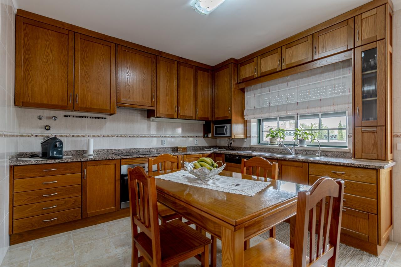 Moradia Geminada T4 / Varanda / Garagem / Anexo / Churrasqueira / Gândara dos Olivais / Marrazes / L