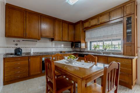 Moradia Geminada T4 / Varanda / Garagem / Anexo T0 / Churrasqueira / Gândara dos Olivais / Leiria