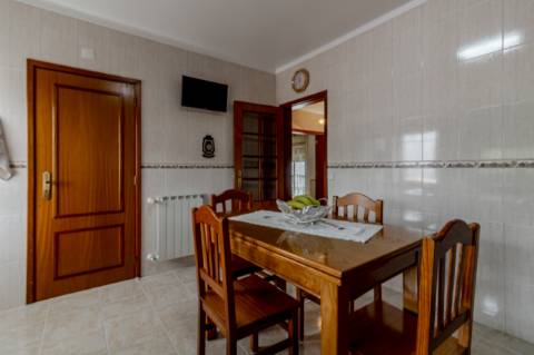 Moradia Geminada T4 / Varanda / Garagem / Anexo T0 / Churrasqueira / Gândara dos Olivais / Leiria