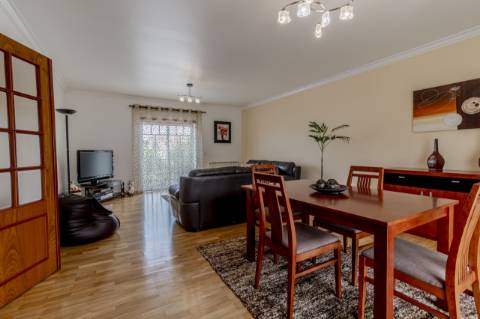 Moradia Geminada T4 / Varanda / Garagem / Anexo T0 / Churrasqueira / Gândara dos Olivais / Leiria