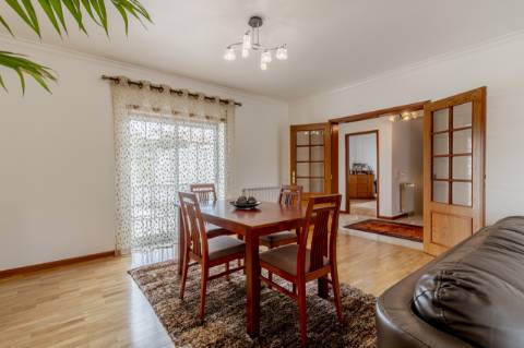 Moradia Geminada T4 / Varanda / Garagem / Anexo T0 / Churrasqueira / Gândara dos Olivais / Leiria