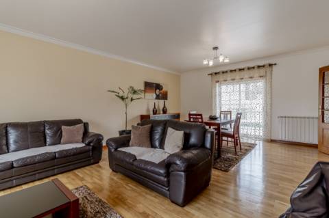 Moradia Geminada T4 / Varanda / Garagem / Anexo T0 / Churrasqueira / Gândara dos Olivais / Leiria