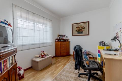 Moradia Geminada T4 / Varanda / Garagem / Anexo T0 / Churrasqueira / Gândara dos Olivais / Leiria