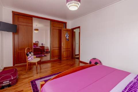 Moradia Geminada T4 / Varanda / Garagem / Anexo T0 / Churrasqueira / Gândara dos Olivais / Leiria