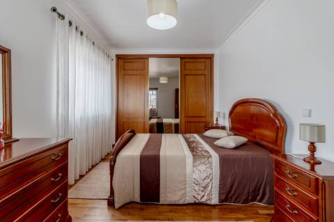 Moradia Geminada T4 / Varanda / Garagem / Anexo T0 / Churrasqueira / Gândara dos Olivais / Leiria