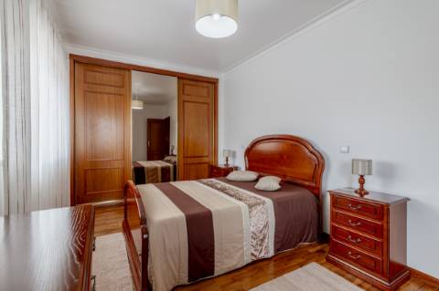 Moradia Geminada T4 / Varanda / Garagem / Anexo T0 / Churrasqueira / Gândara dos Olivais / Leiria