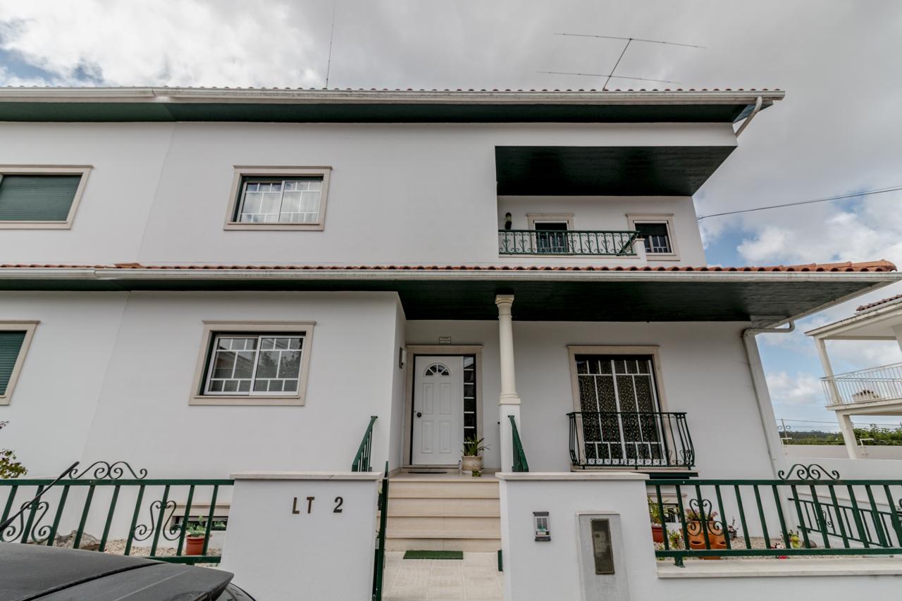 Moradia Geminada T4 / Varanda / Garagem / Anexo / Churrasqueira / Gândara dos Olivais / Marrazes / L