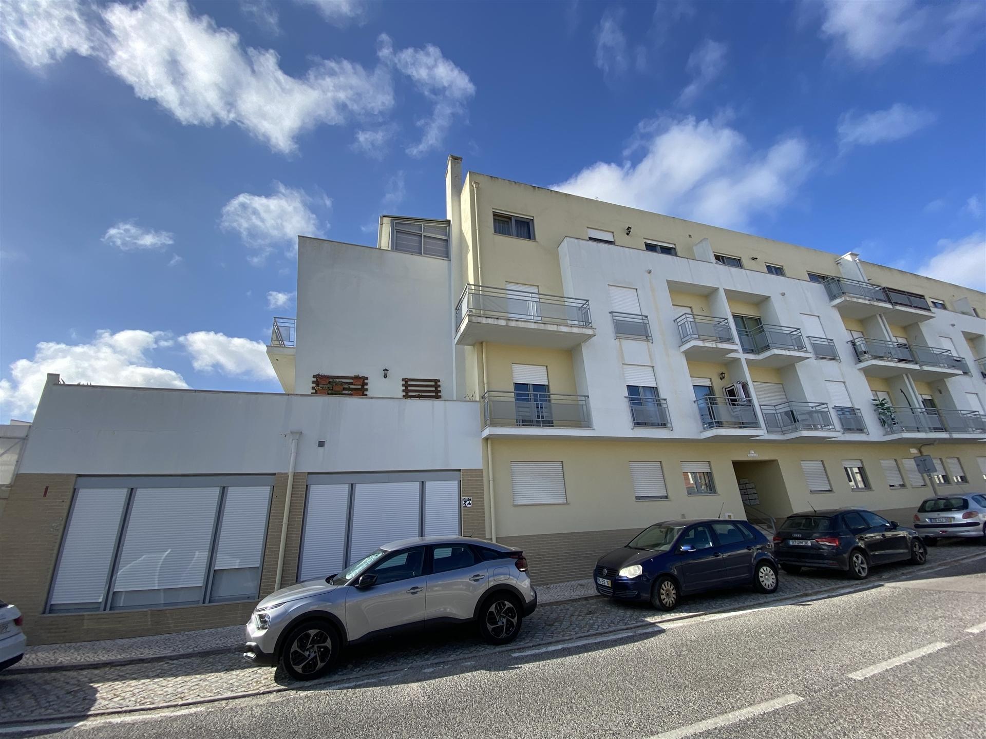 Apartamento T3 / Garagem fechada para 2 automóveis / Marinha Grande