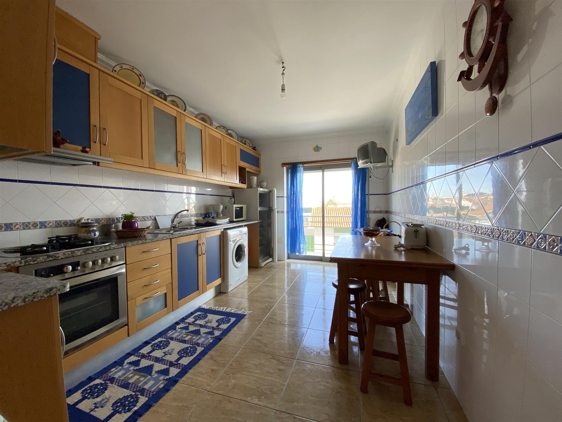 Apartamento T3 / Garagem fechada para 2 automóveis / Marinha Grande