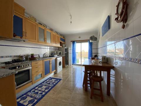 Apartamento T3 / Garagem fechada para 2 automóveis / Marinha Grande