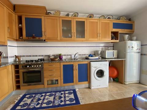 Apartamento T3 / Garagem fechada para 2 automóveis / Marinha Grande