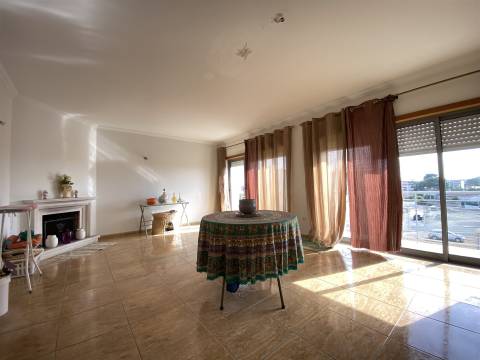 Apartamento T3 / Garagem fechada para 2 automóveis / Marinha Grande