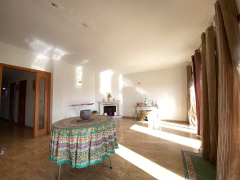 Apartamento T3 / Garagem fechada para 2 automóveis / Marinha Grande