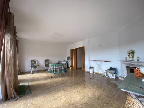 Apartamento T3 / Garagem fechada para 2 automóveis / Marinha Grande