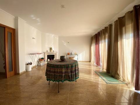 Apartamento T3 / Garagem fechada para 2 automóveis / Marinha Grande