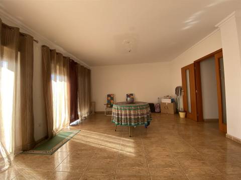 Apartamento T3 / Garagem fechada para 2 automóveis / Marinha Grande