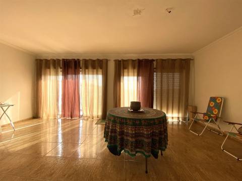 Apartamento T3 / Garagem fechada para 2 automóveis / Marinha Grande