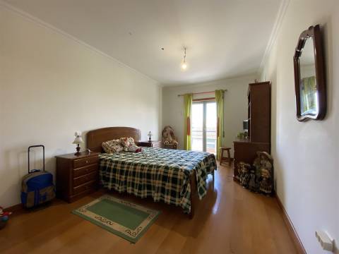 Apartamento T3 / Garagem fechada para 2 automóveis / Marinha Grande