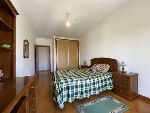Apartamento T3 / Garagem fechada para 2 automóveis / Marinha Grande