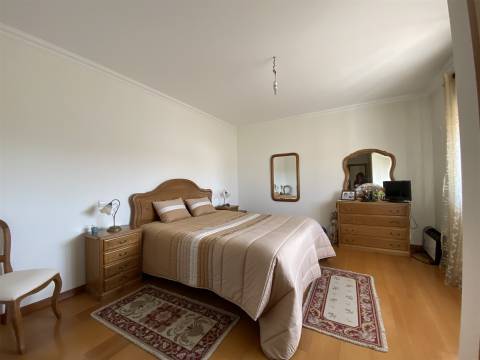 Apartamento T3 / Garagem fechada para 2 automóveis / Marinha Grande