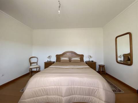 Apartamento T3 / Garagem fechada para 2 automóveis / Marinha Grande