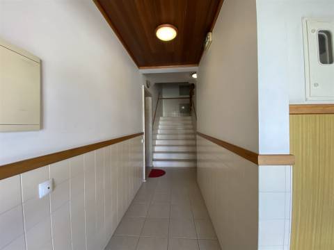 Apartamento T3 / Garagem fechada para 2 automóveis / Marinha Grande