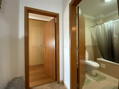 Apartamento T3 / Garagem fechada para 2 automóveis / Marinha Grande