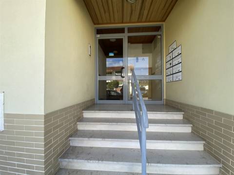 Apartamento T3 / Garagem para 2 automóveis / Marinha Grande