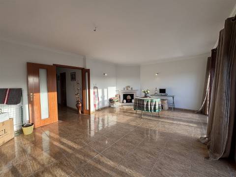 Apartamento T3 / Garagem para 2 automóveis / Marinha Grande