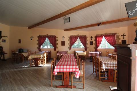 Parque de Campismo / Restaurante / Mini-Mercado / Piscina / Lapa Furada / Batalha