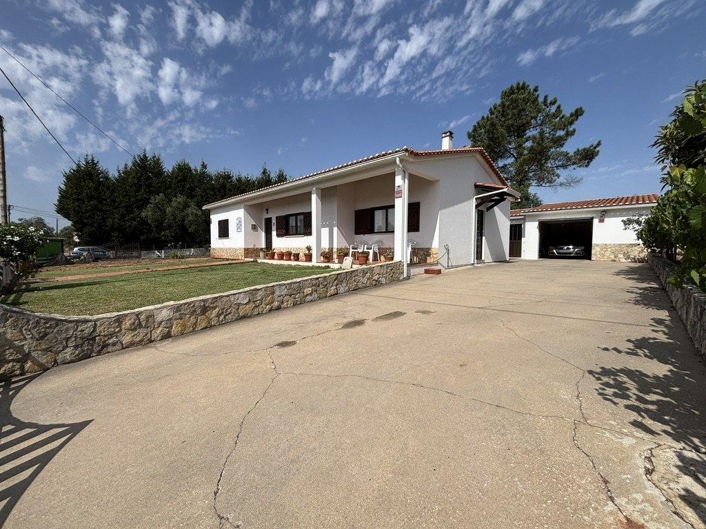 Moradia T3 / Terreno 1 186 m² / Anexos / Excelente Estado / Aljubarrota