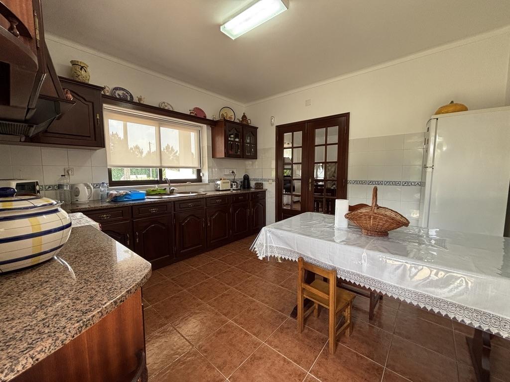 Moradia T3 / Terreno 1 186 m² / Anexos / Excelente Estado / Aljubarrota