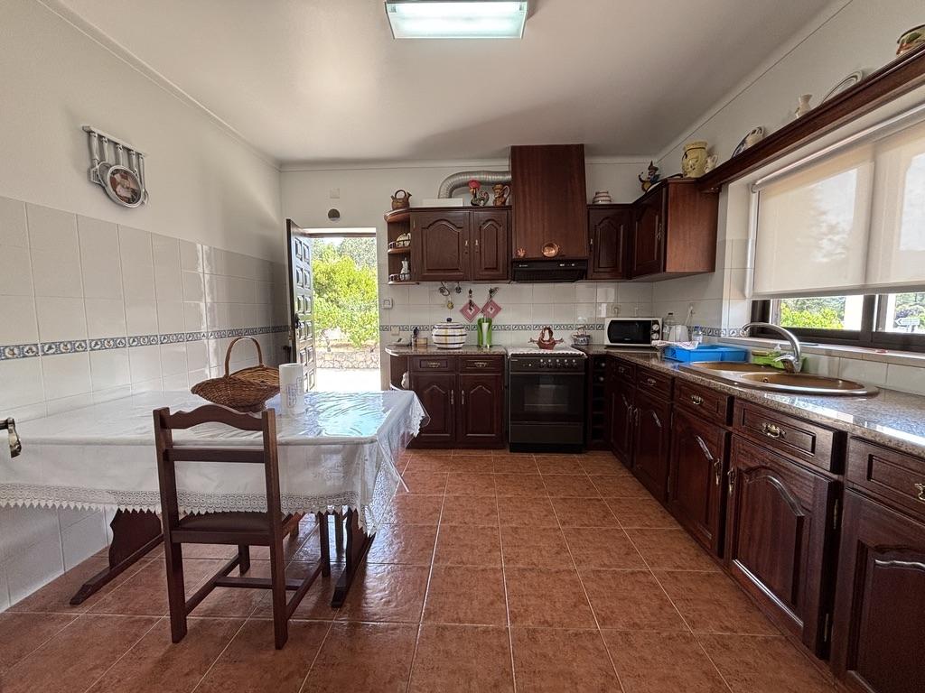 Moradia T3 / Terreno 1 186 m² / Anexos / Excelente Estado / Aljubarrota