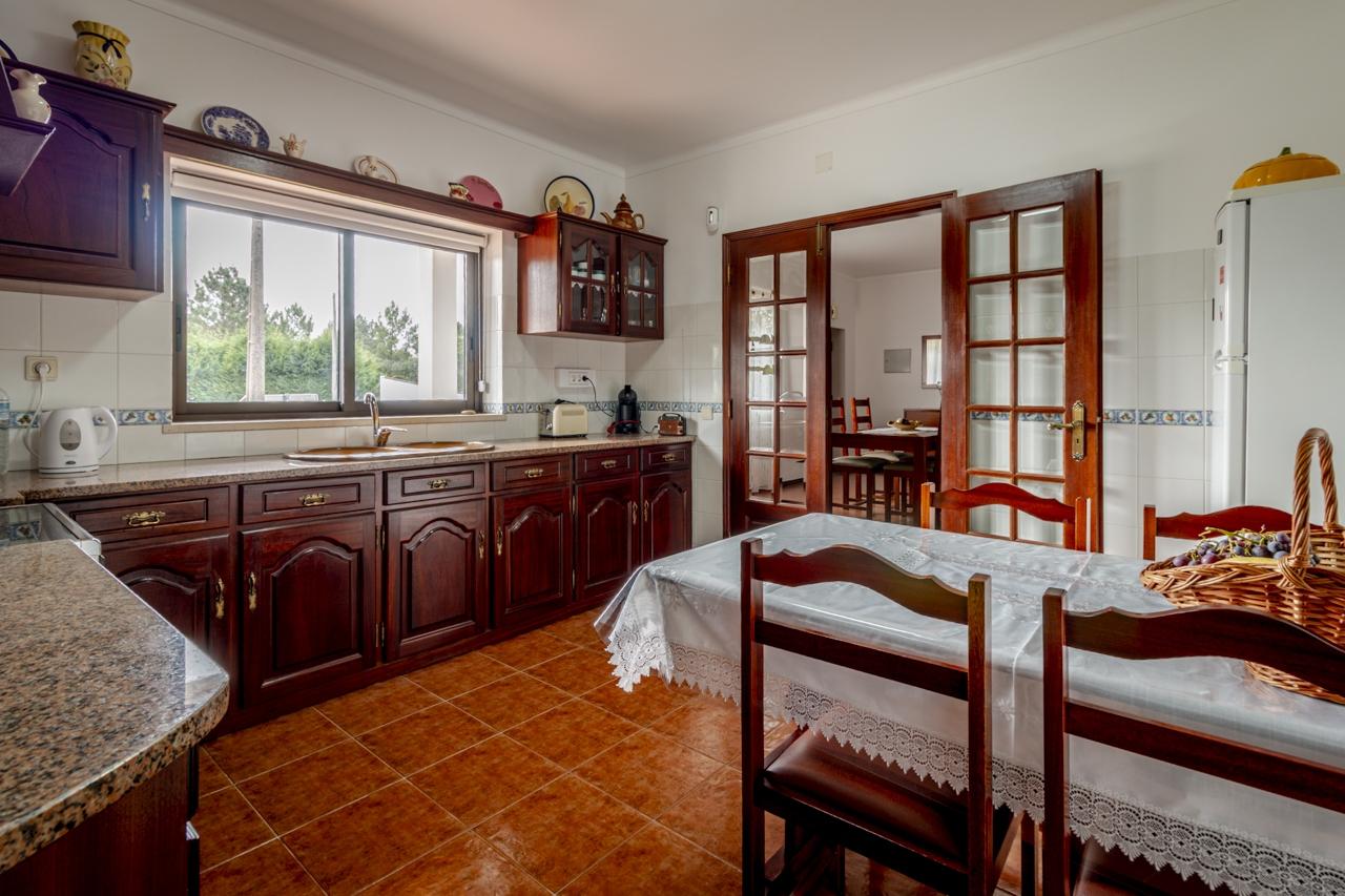 Moradia T3 / Terreno 1 186 m² / Anexos / Excelente Estado / Aljubarrota
