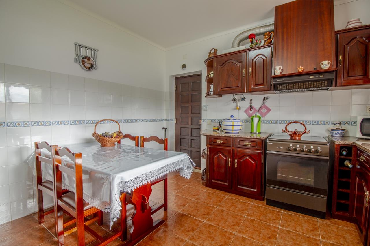Moradia T3 / Terreno 1 186 m² / Anexos / Excelente Estado / Aljubarrota