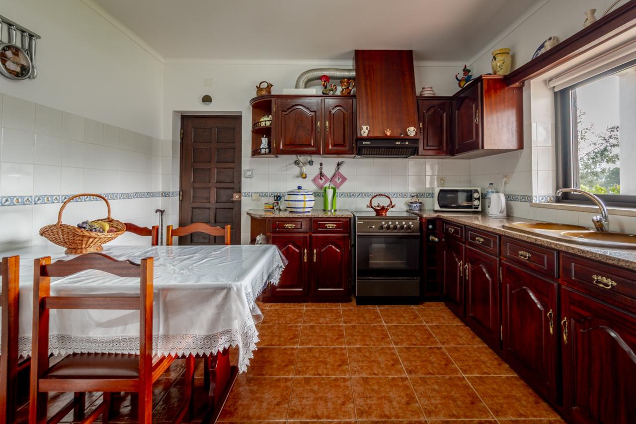 Moradia T3 / Terreno 1 186 m² / Anexos / Excelente Estado / Aljubarrota