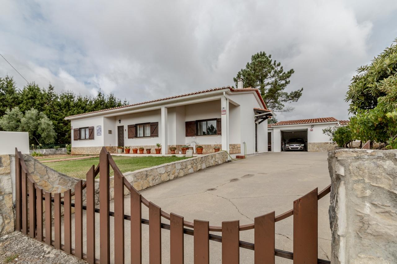 Moradia T3 / Terreno 1 186 m² / Anexos / Excelente Estado / Aljubarrota