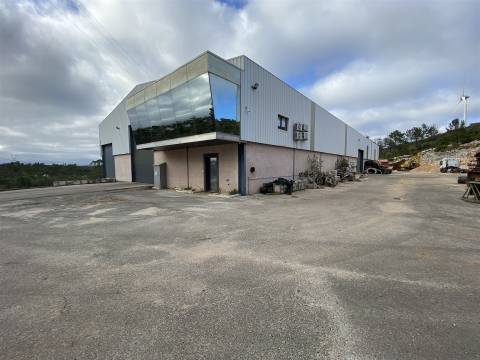 Armazém industrial / Parqueamento / Bairro / Ourém