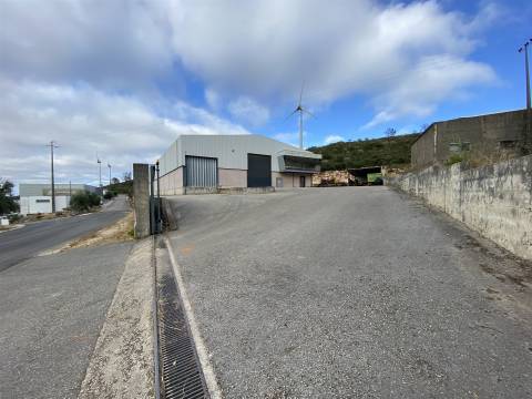 Armazém industrial / Parqueamento / Bairro / Ourém