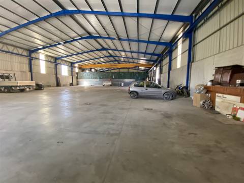 Armazém industrial / Parqueamento / Bairro / Ourém