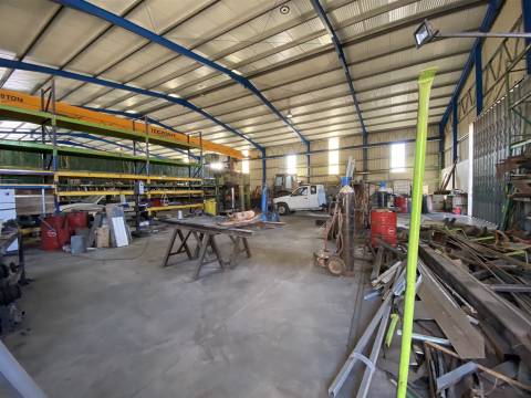 Armazém industrial / Parqueamento / Bairro / Ourém