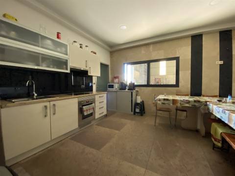 Armazém industrial / Parqueamento / Bairro / Ourém