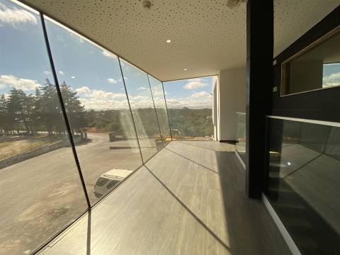 Armazém industrial / Parqueamento / Bairro / Ourém